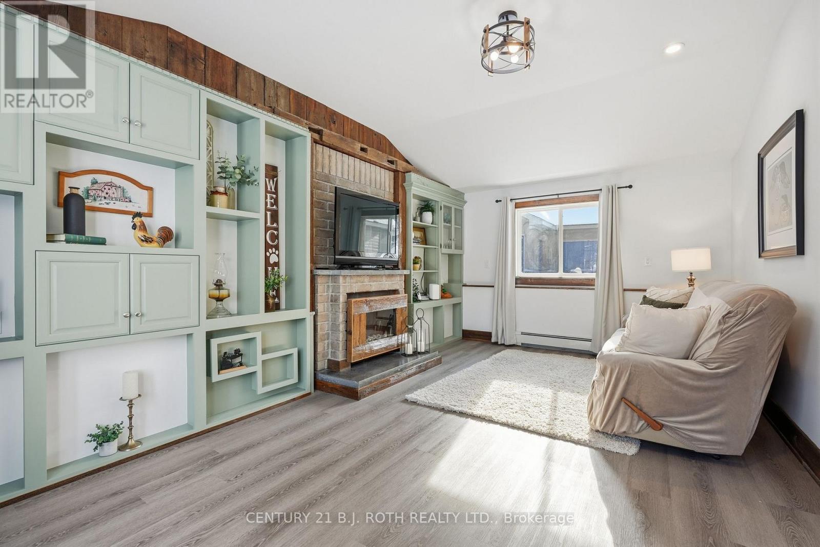 116 Burton Avenue, Barrie, ON - Indoor With Fireplace