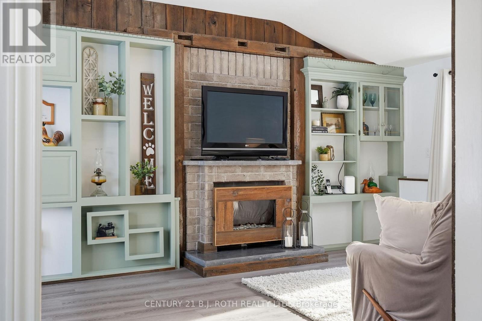 116 Burton Avenue, Barrie, ON - Indoor Photo Showing Living Room With Fireplace