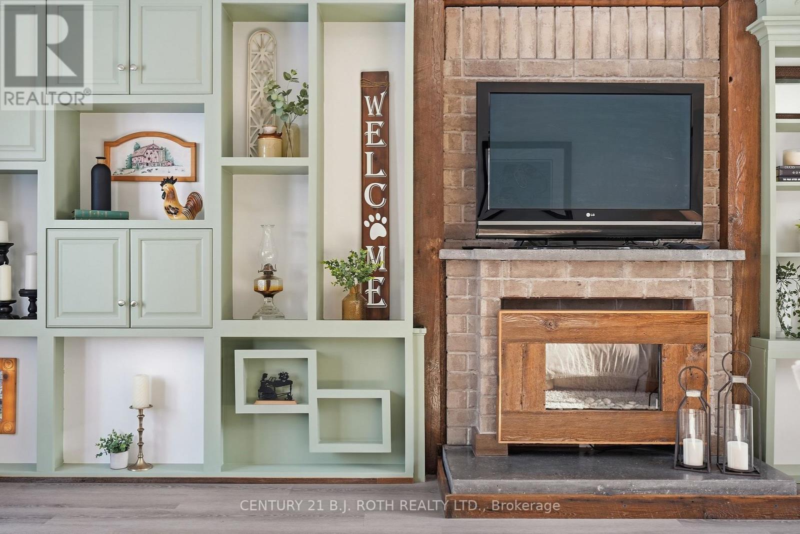 116 Burton Avenue, Barrie, ON - Indoor With Fireplace