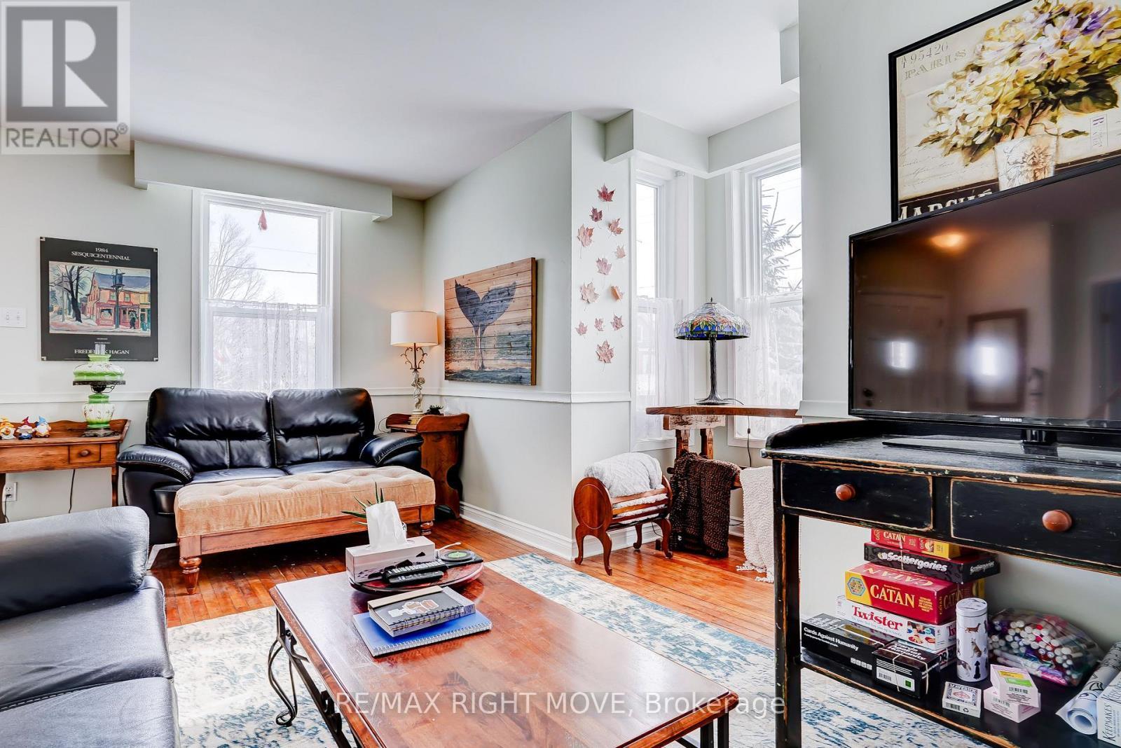 201 Canice Street, Orillia, ON - Indoor Photo Showing Living Room