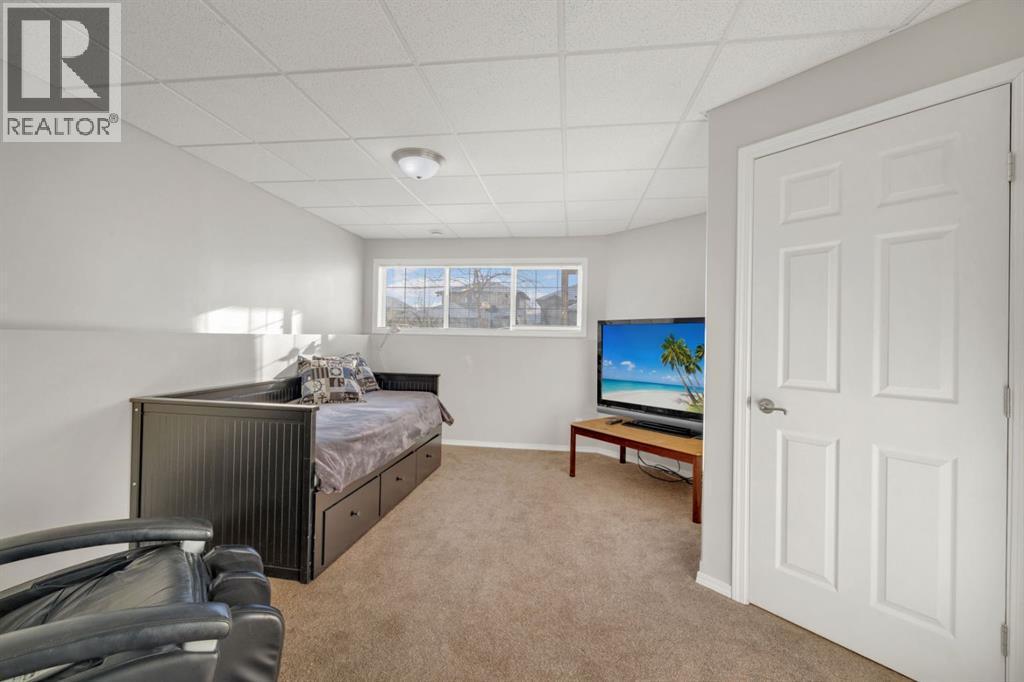 10 Wilkinson Circle, Sylvan Lake, AB - Indoor Photo Showing Bedroom
