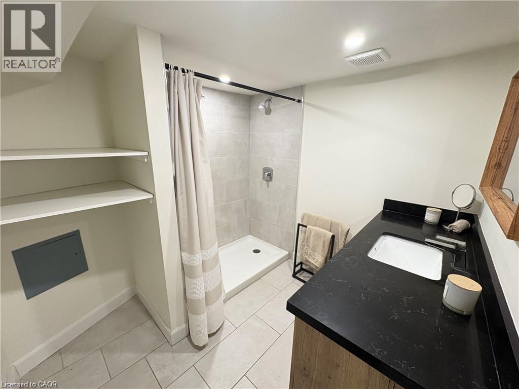 174 East Avenue N, Hamilton, ON - Indoor Photo Showing Bathroom