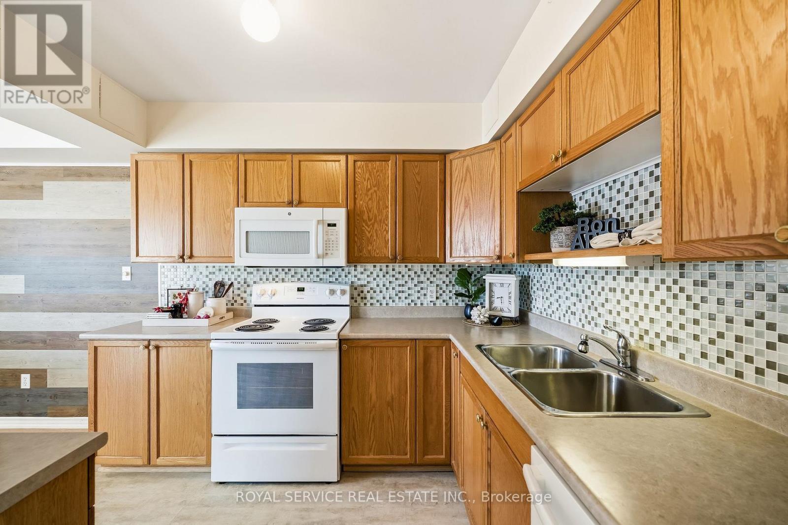 304 - 841 Battell Street, Cobourg, ON - Indoor Photo Showing Kitchen With Double Sink