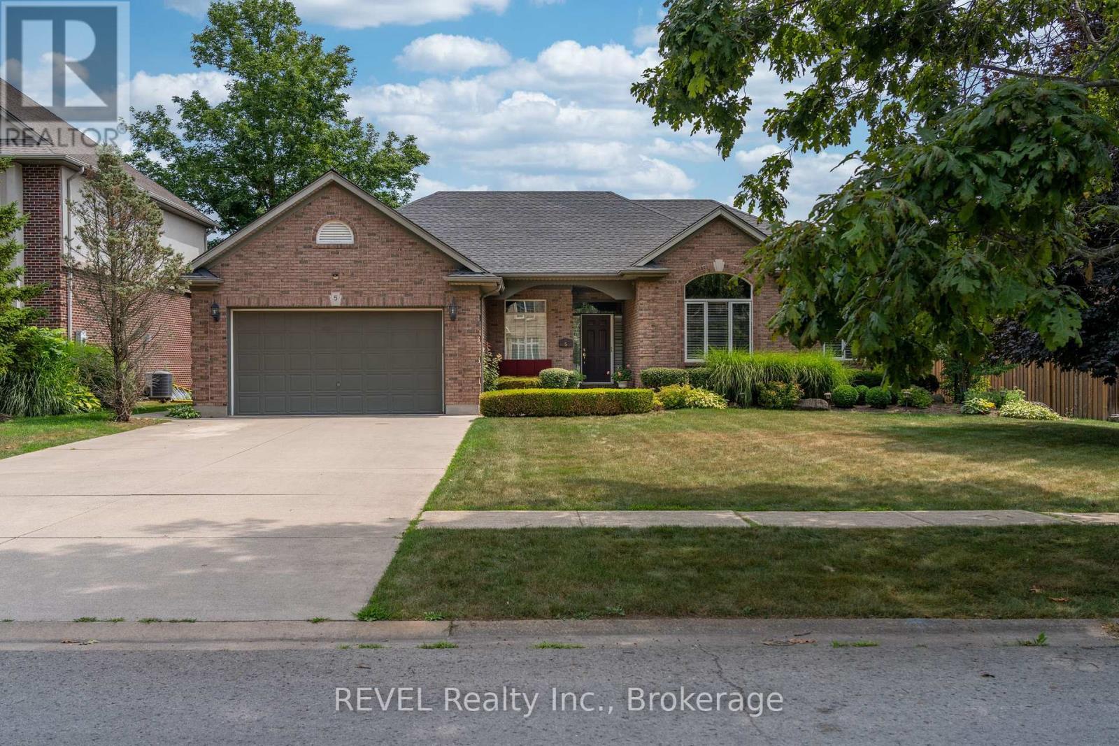 5 Beechwood Crescent, Pelham (Fonthill), ON - Outdoor With Facade