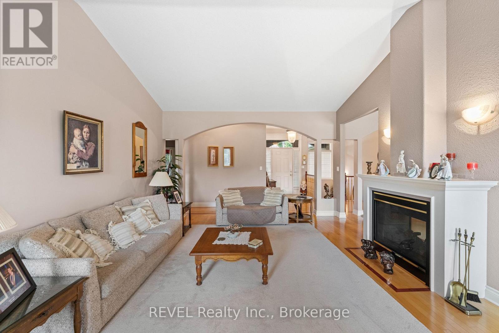 5 Beechwood Crescent, Pelham (Fonthill), ON - Indoor Photo Showing Living Room With Fireplace