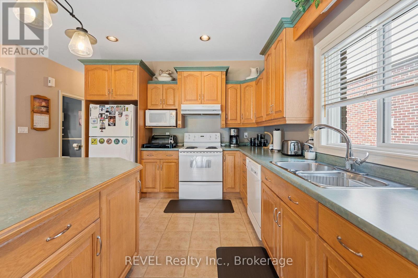 5 Beechwood Crescent, Pelham (Fonthill), ON - Indoor Photo Showing Kitchen With Double Sink