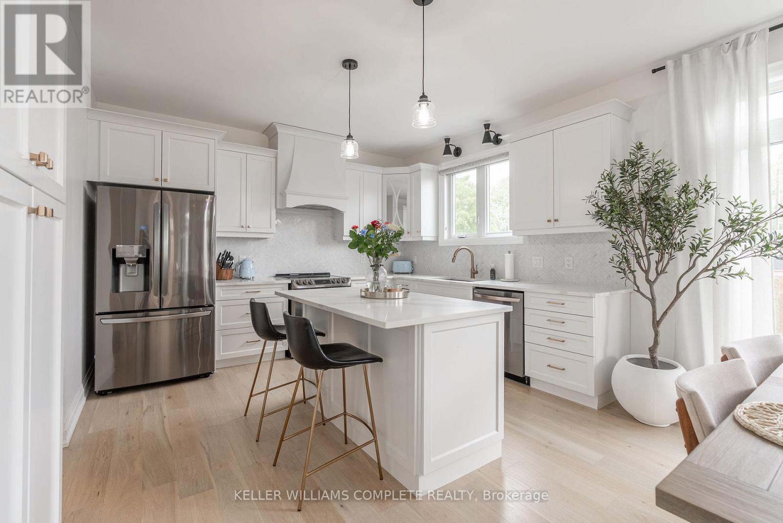 619 Brian Street, Fort Erie (Crescent Park), ON - Indoor Photo Showing Kitchen With Upgraded Kitchen