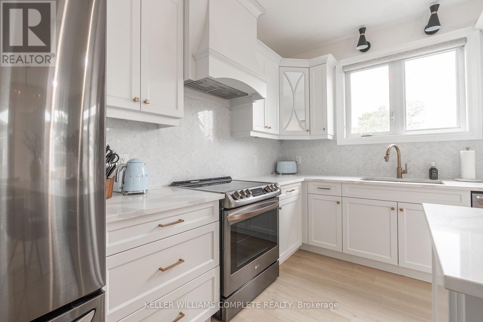 619 Brian Street, Fort Erie (Crescent Park), ON - Indoor Photo Showing Kitchen With Upgraded Kitchen