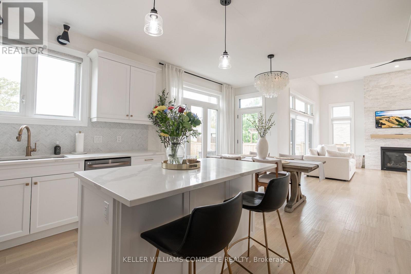 619 Brian Street, Fort Erie (Crescent Park), ON - Indoor Photo Showing Kitchen With Upgraded Kitchen