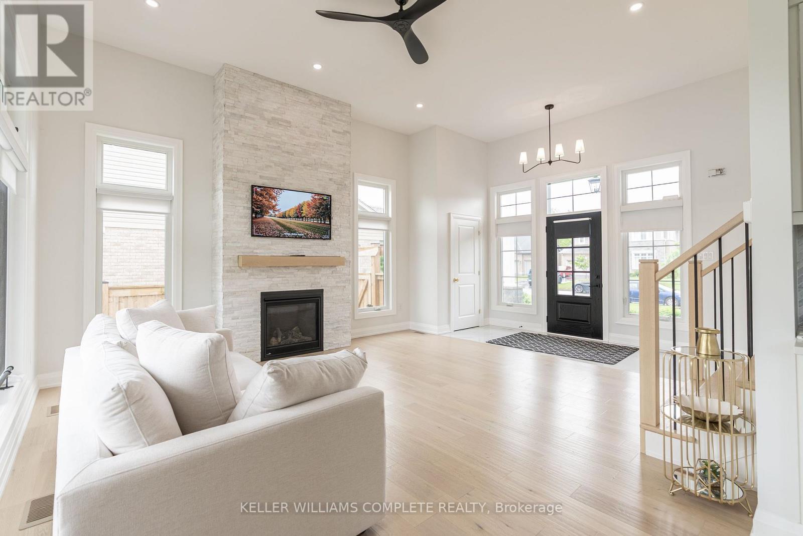 619 Brian Street, Fort Erie (Crescent Park), ON - Indoor Photo Showing Living Room With Fireplace