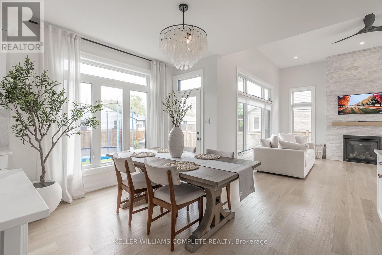 619 Brian Street, Fort Erie (Crescent Park), ON - Indoor With Fireplace