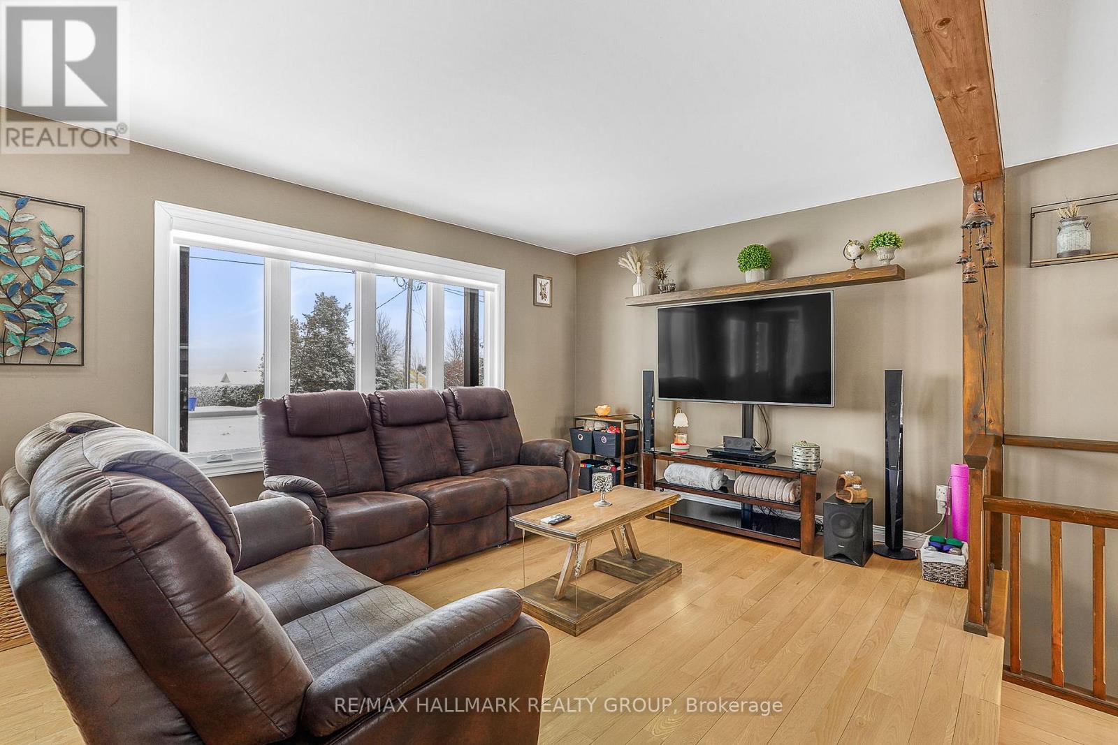 2431 Bay Road, Champlain, ON - Indoor Photo Showing Living Room