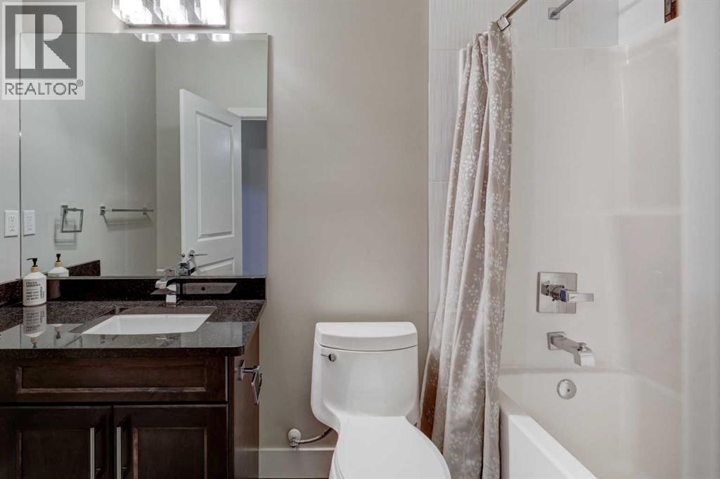 1721 20 Avenue Nw, Calgary, AB - Indoor Photo Showing Bathroom