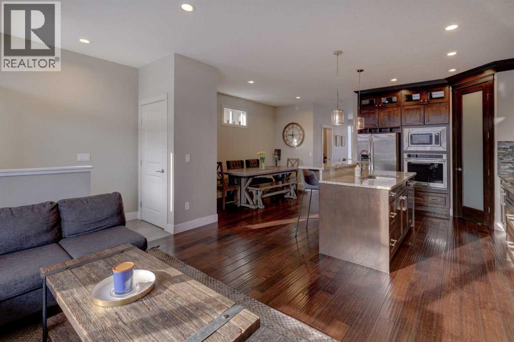 1721 20 Avenue Nw, Calgary, AB - Indoor Photo Showing Living Room