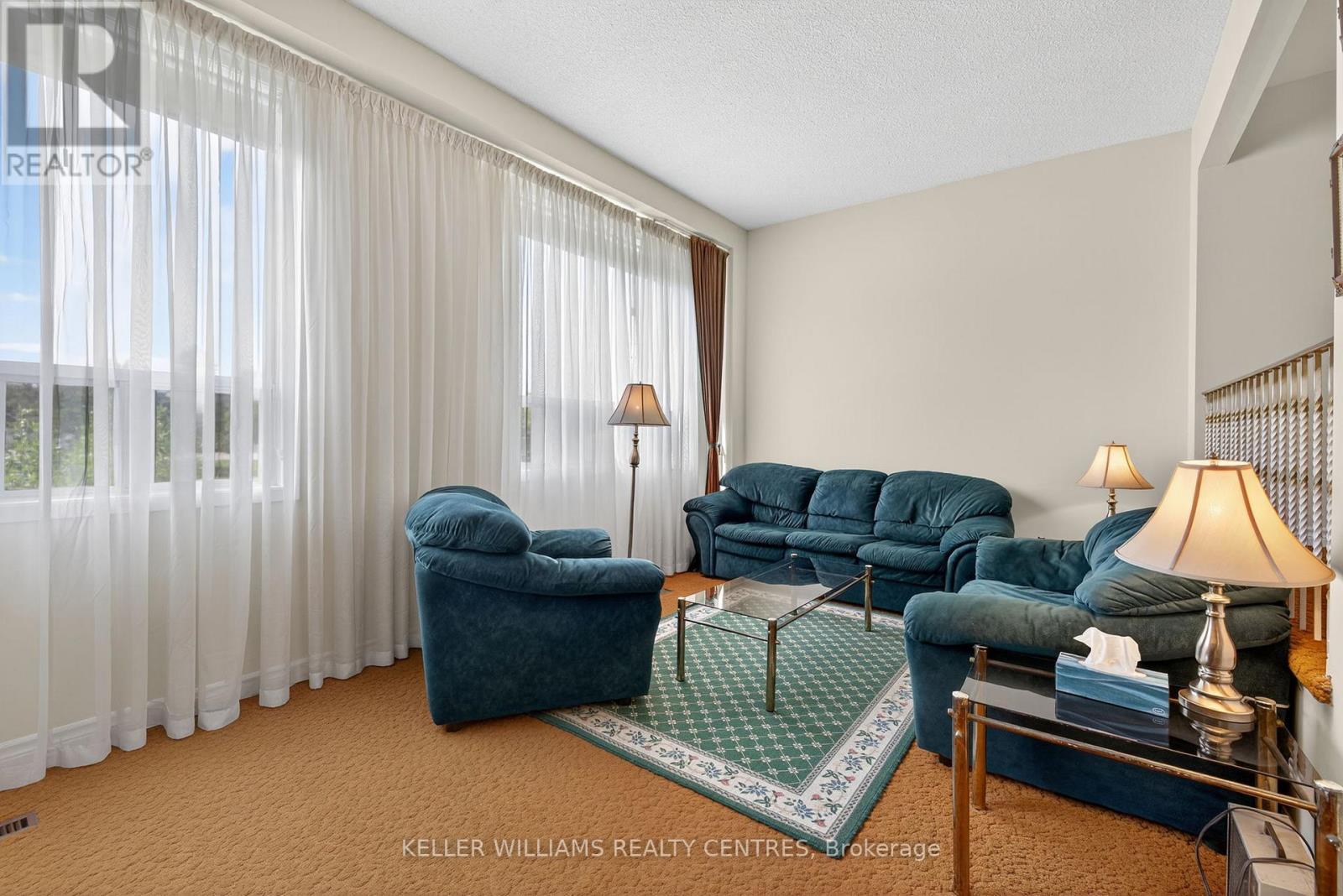 100 Poplar Crescent, Aurora, ON - Indoor Photo Showing Living Room
