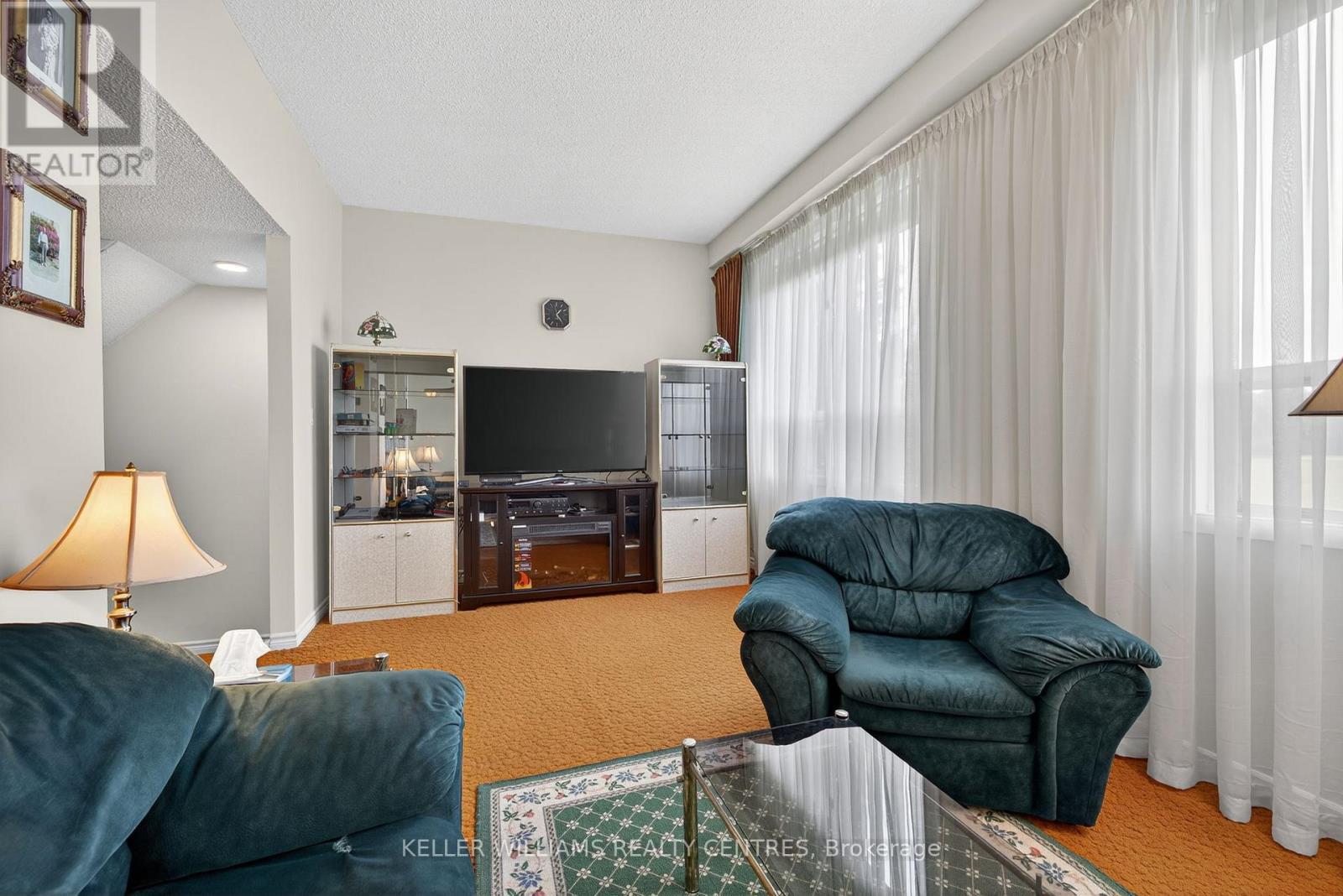100 Poplar Crescent, Aurora, ON - Indoor Photo Showing Living Room