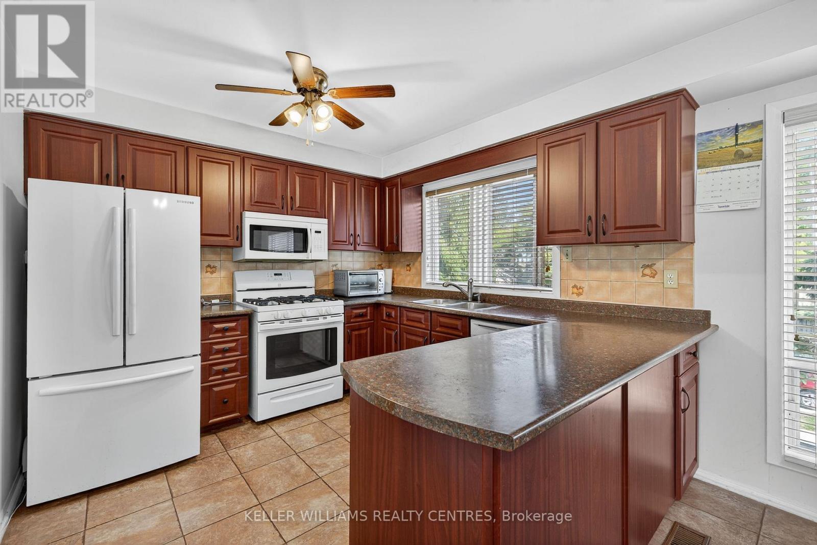 100 Poplar Crescent, Aurora, ON - Indoor Photo Showing Kitchen With Double Sink