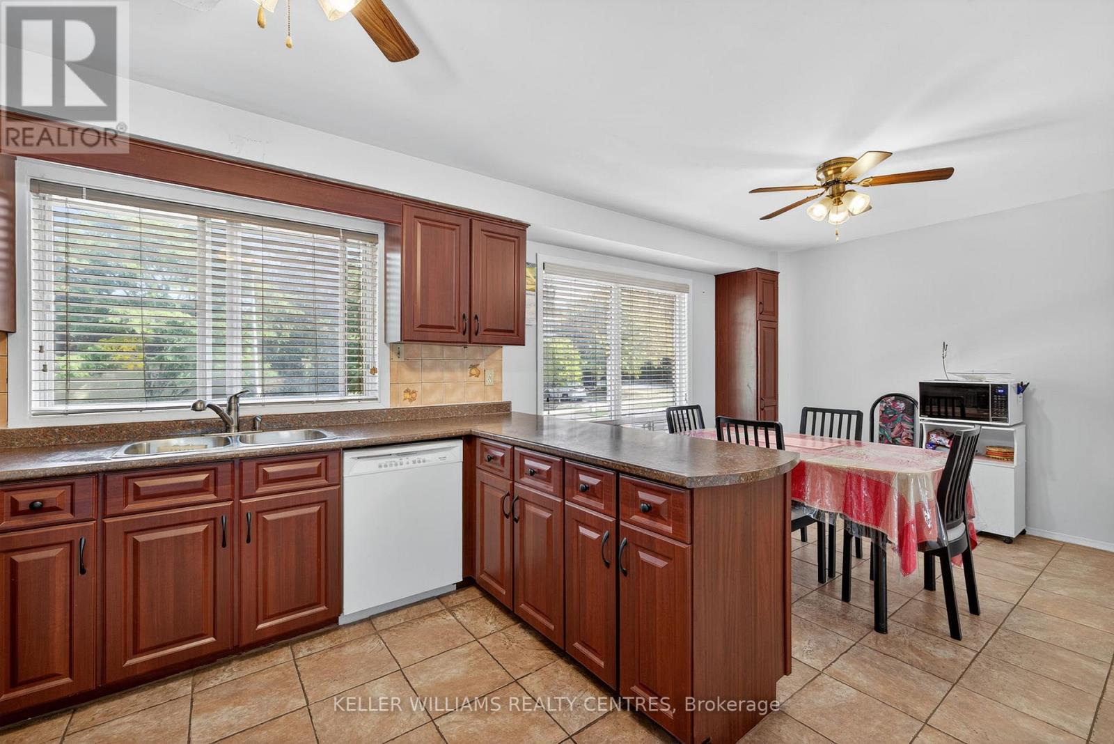 100 Poplar Crescent, Aurora, ON - Indoor Photo Showing Kitchen With Double Sink