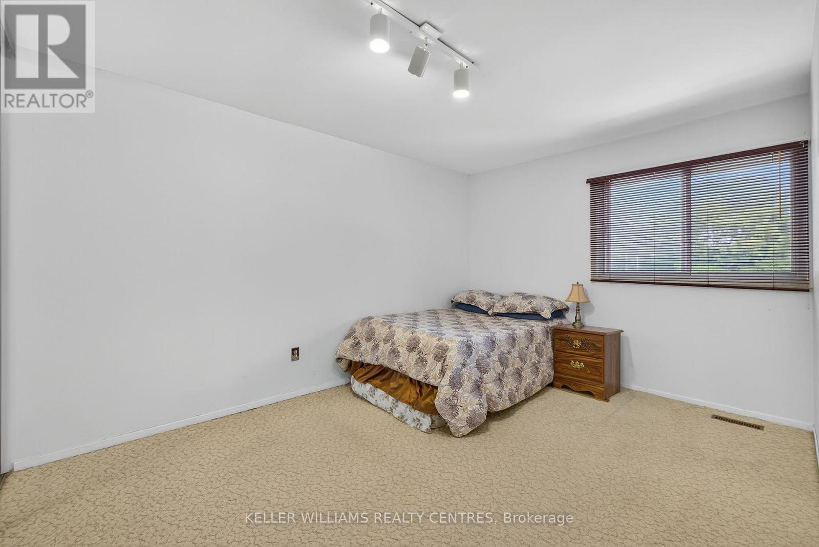 100 Poplar Crescent, Aurora, ON - Indoor Photo Showing Bedroom
