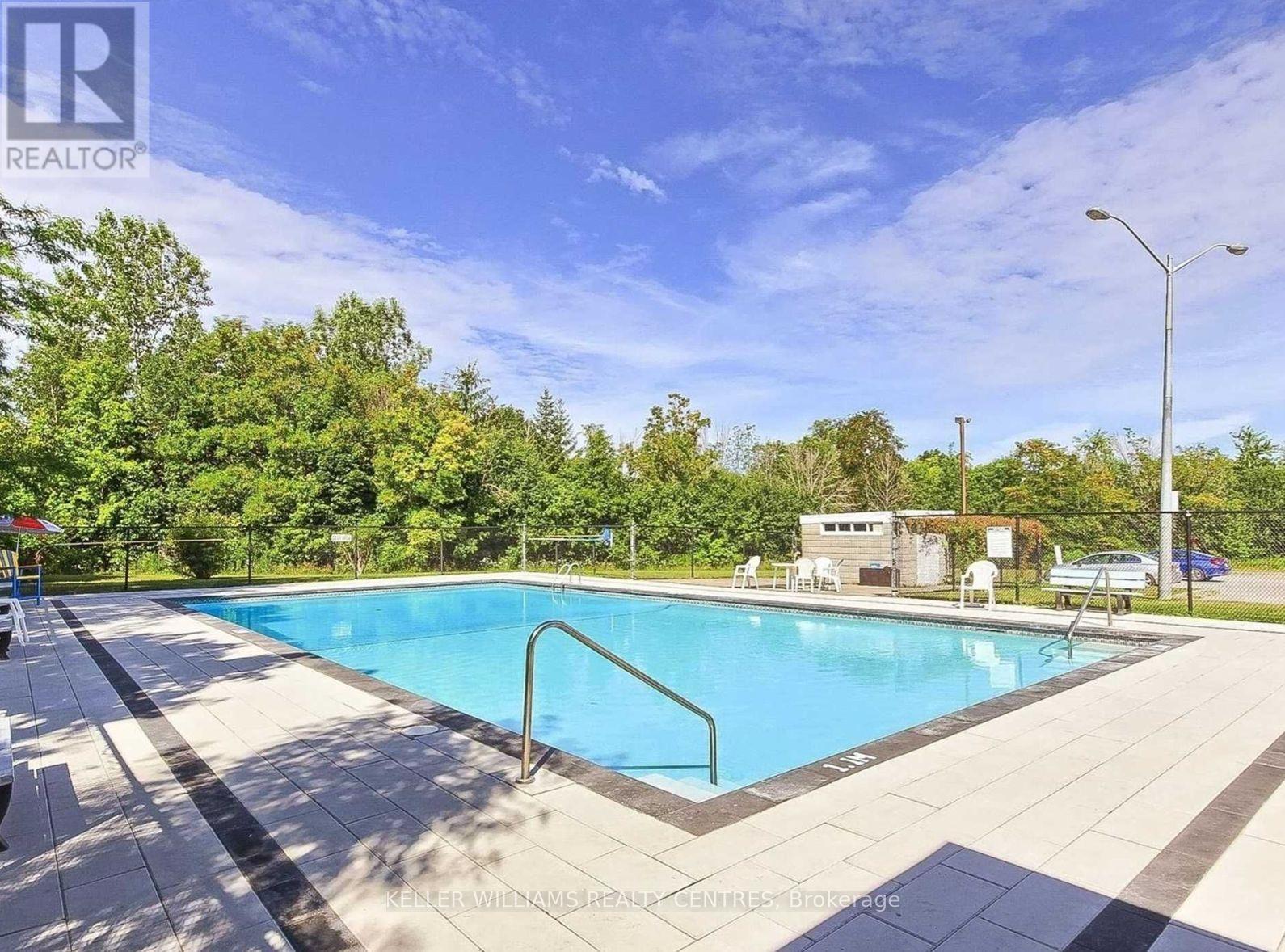 100 Poplar Crescent, Aurora, ON - Outdoor With In Ground Pool