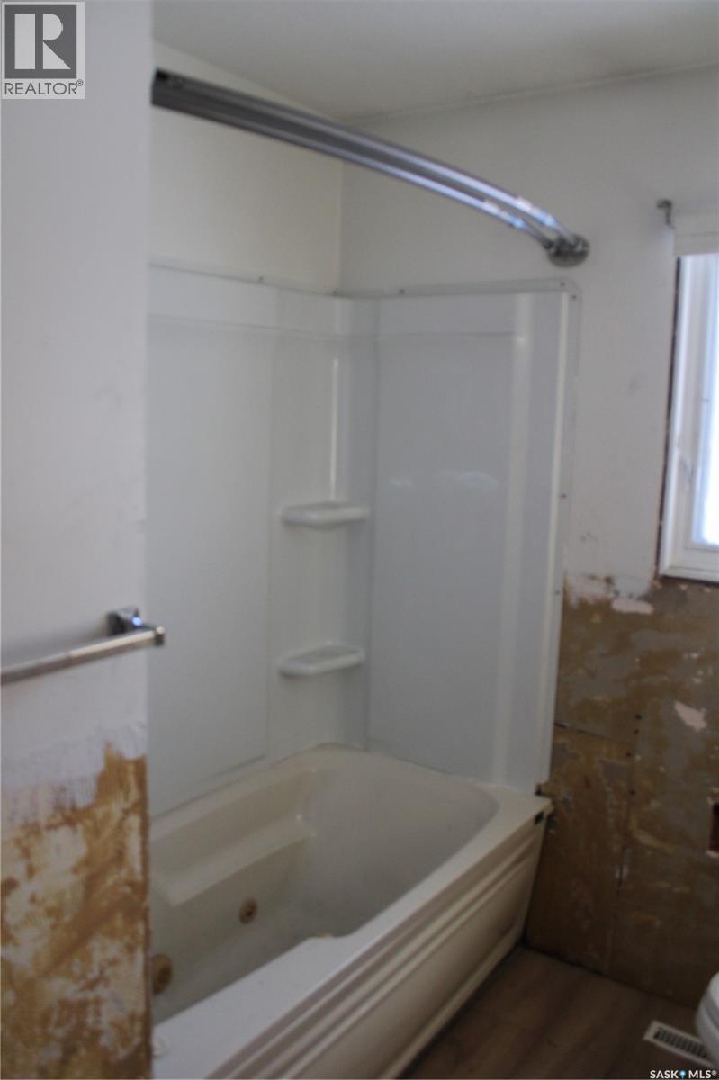 413 1St Street, Kipling, SK - Indoor Photo Showing Bathroom