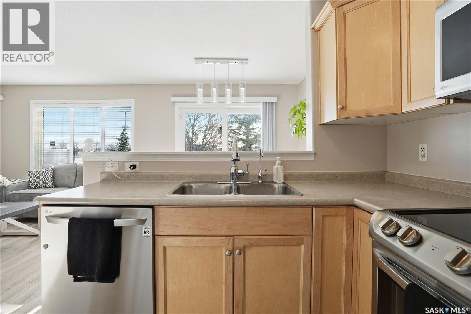 18 4425 Nicurity Drive, Regina, SK - Indoor Photo Showing Kitchen With Double Sink