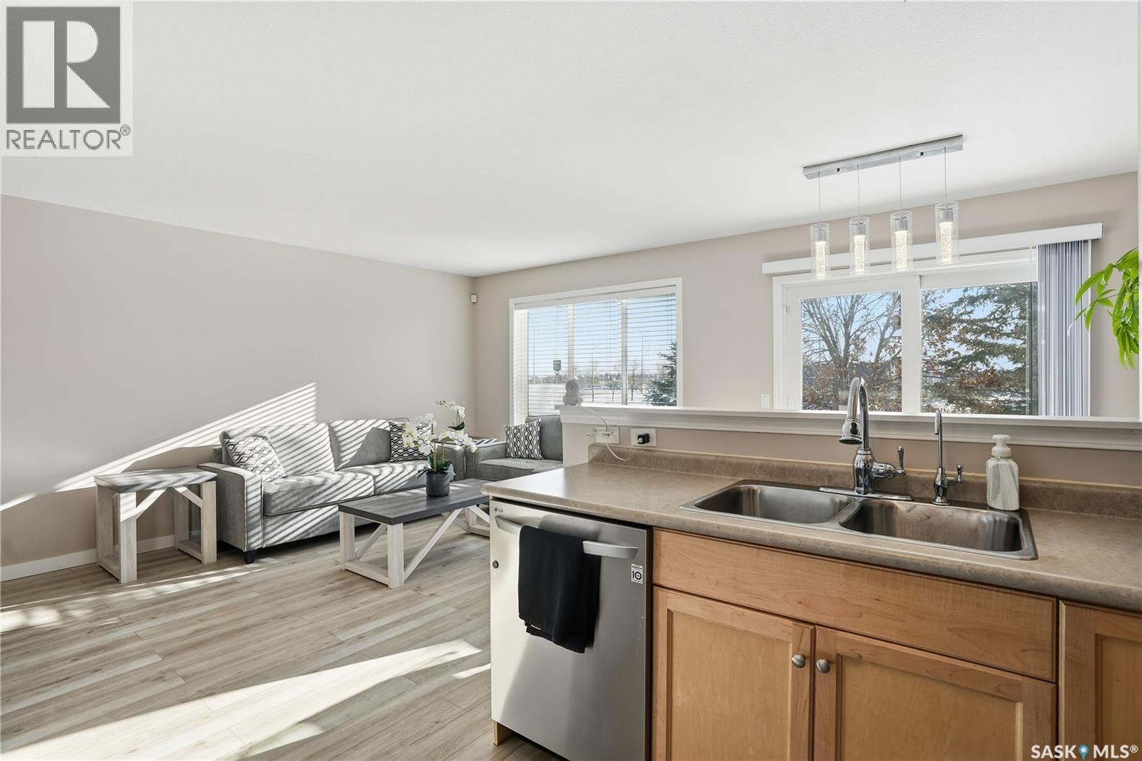 18 4425 Nicurity Drive, Regina, SK - Indoor Photo Showing Kitchen With Double Sink