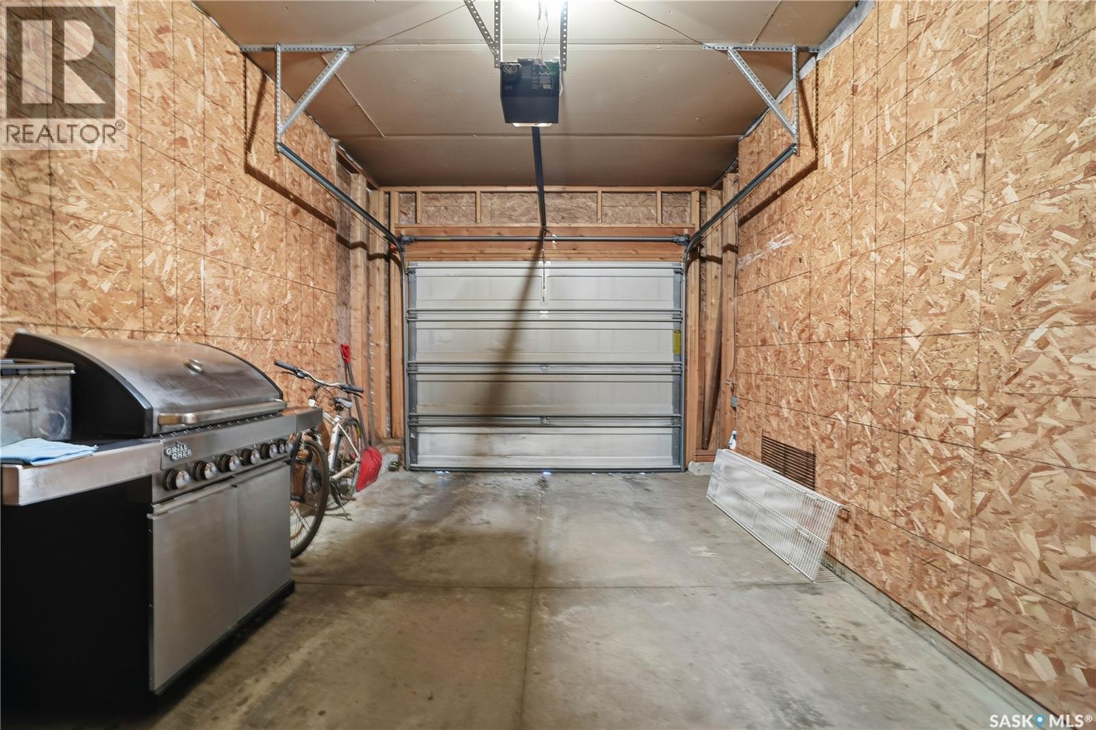 18 4425 Nicurity Drive, Regina, SK - Indoor Photo Showing Garage