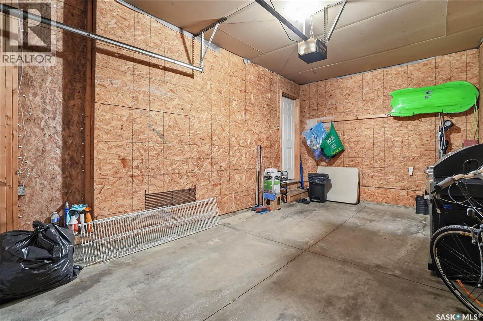 18 4425 Nicurity Drive, Regina, SK - Indoor Photo Showing Garage