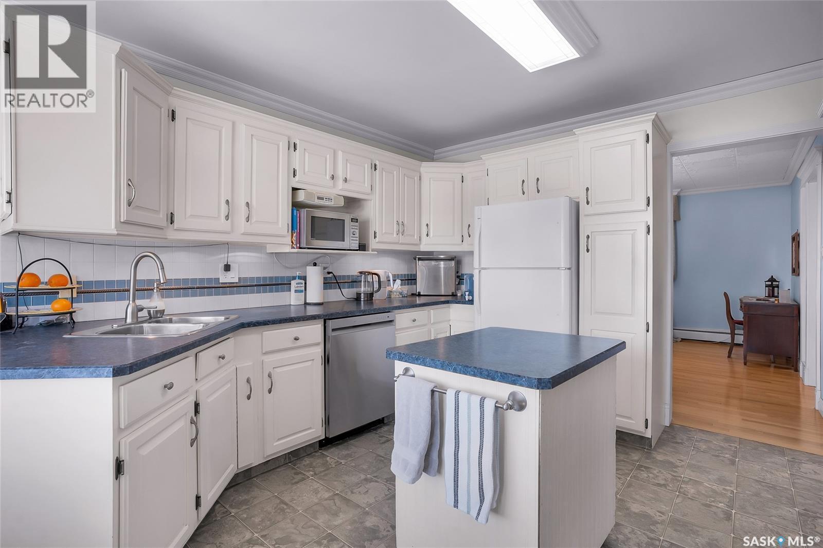 1726 Alexandra Avenue, Saskatoon, SK - Indoor Photo Showing Kitchen With Double Sink