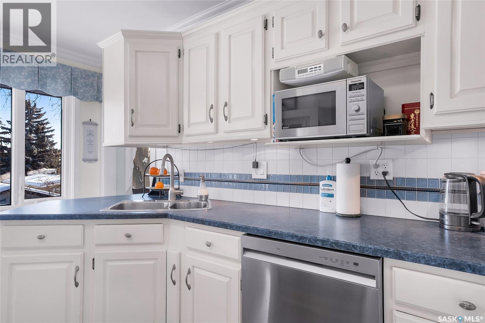 1726 Alexandra Avenue, Saskatoon, SK - Indoor Photo Showing Kitchen