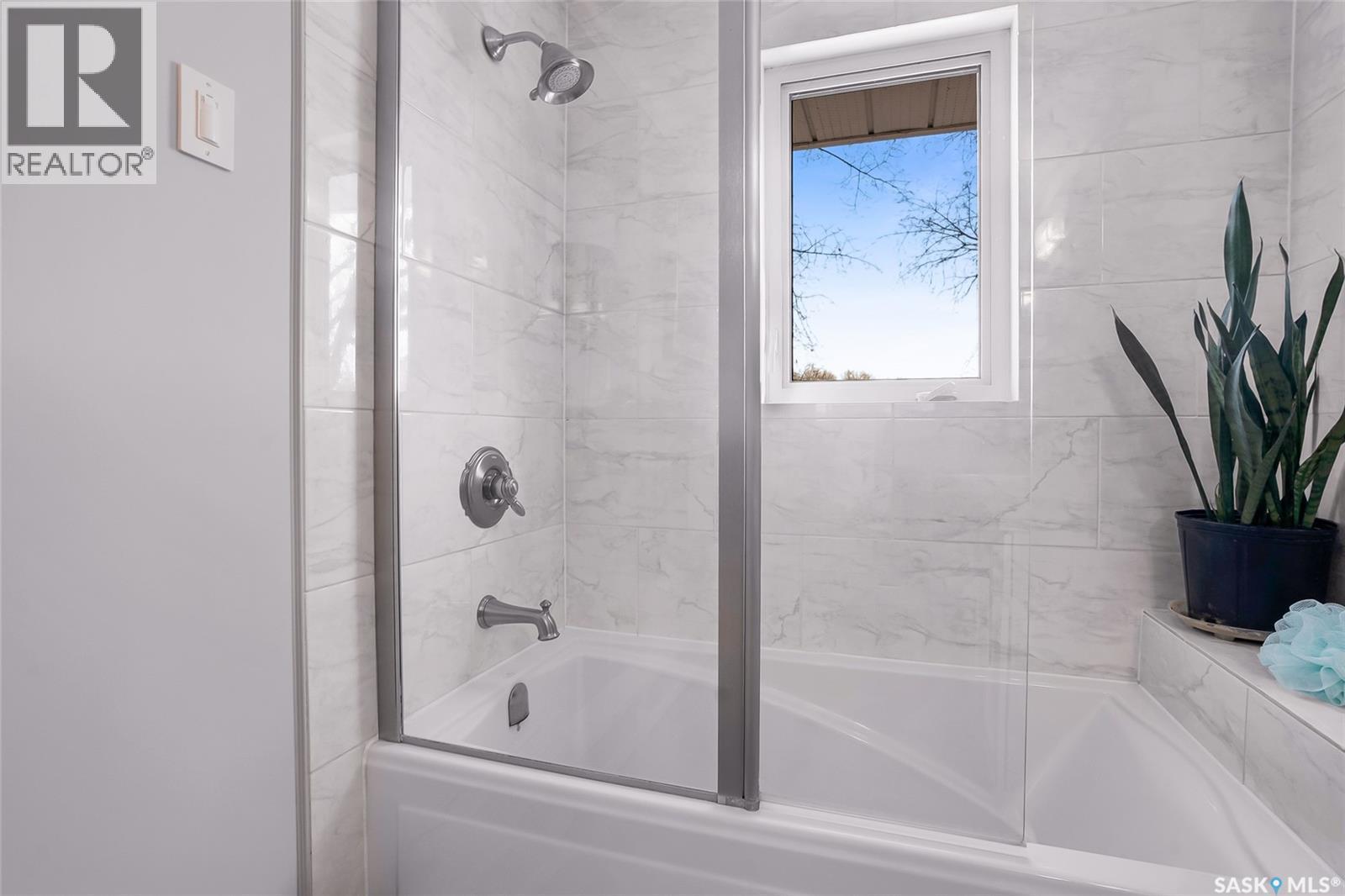 1726 Alexandra Avenue, Saskatoon, SK - Indoor Photo Showing Bathroom