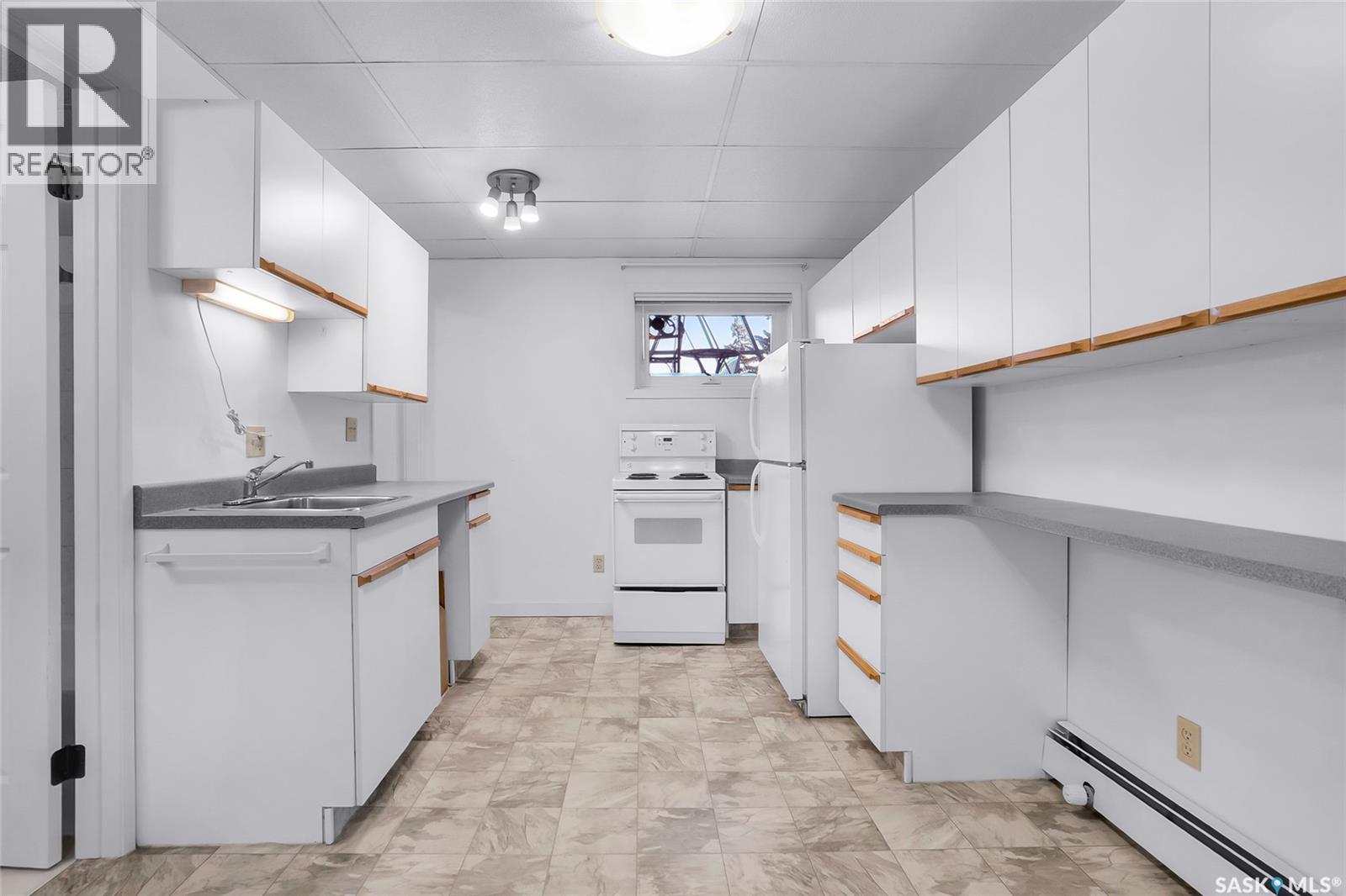1726 Alexandra Avenue, Saskatoon, SK - Indoor Photo Showing Kitchen With Double Sink