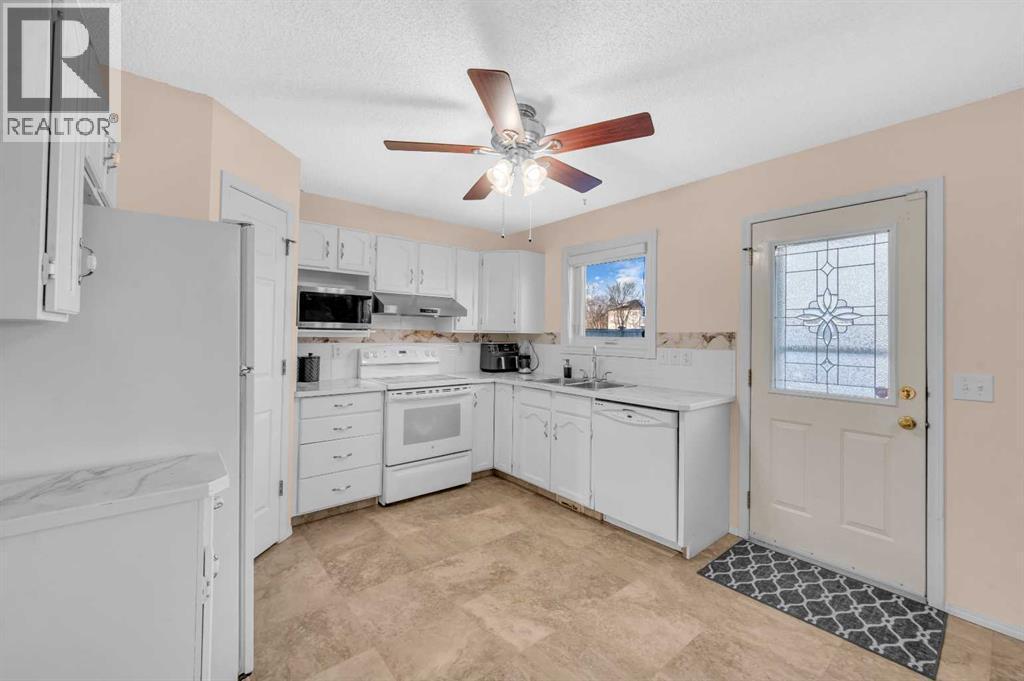 131 Coral Springs Circle Ne, Calgary, AB - Indoor Photo Showing Kitchen