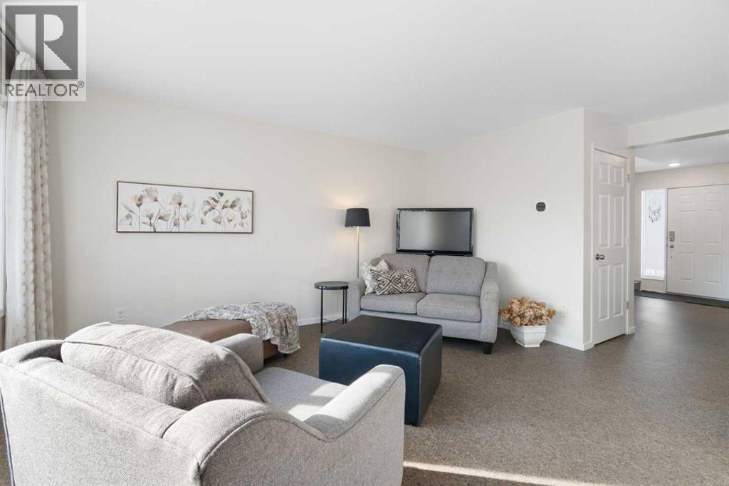 201 Harvest Creek Close Ne, Calgary, AB - Indoor Photo Showing Living Room