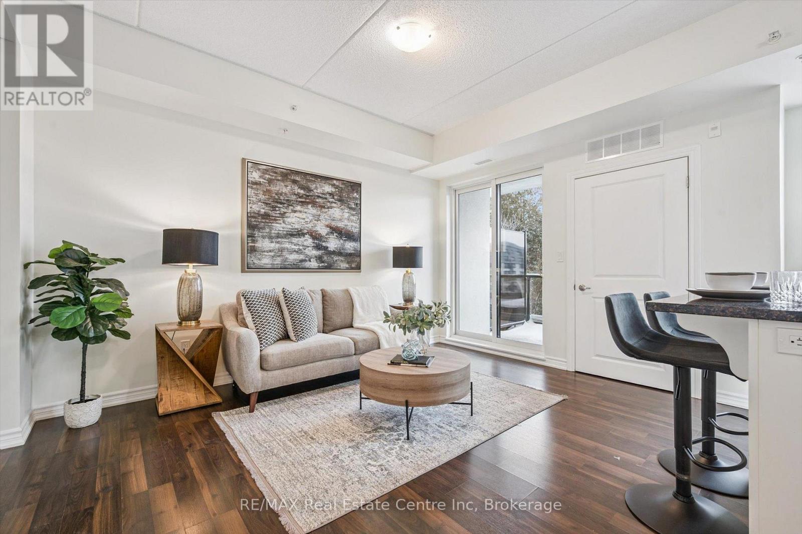 210 - 1280 Gordon Street, Guelph (Kortright East), ON - Indoor Photo Showing Living Room
