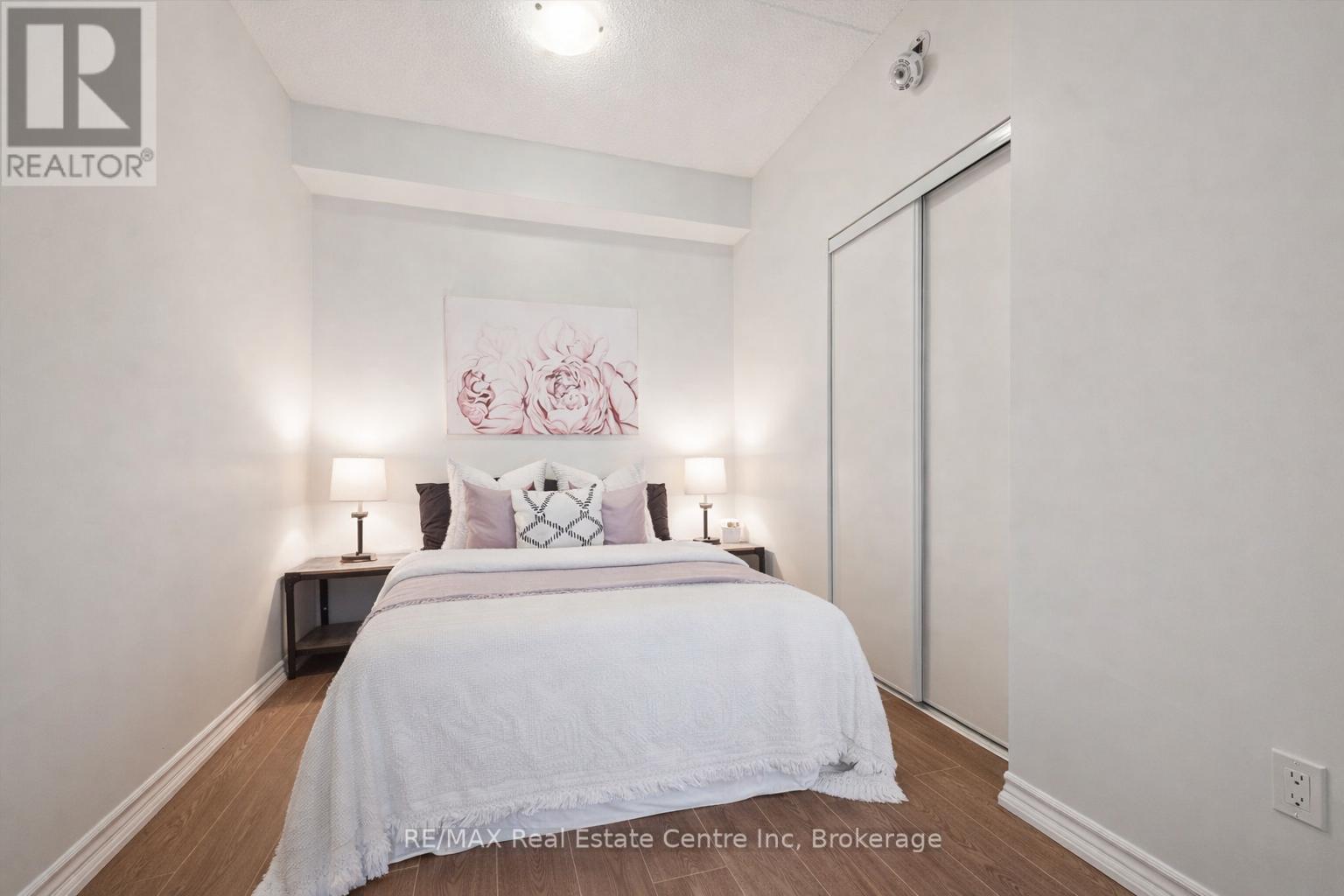 210 - 1280 Gordon Street, Guelph (Kortright East), ON - Indoor Photo Showing Bedroom