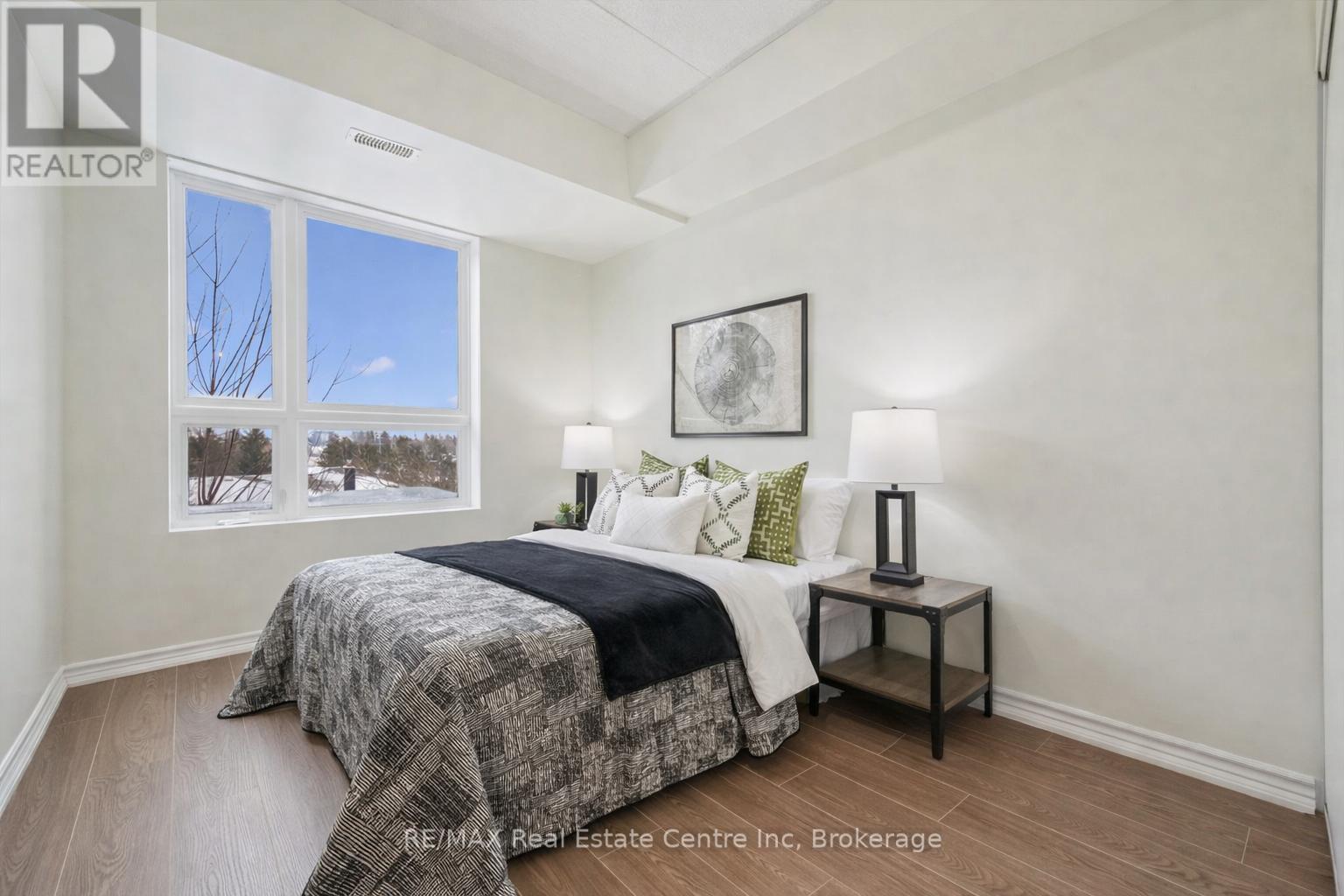 210 - 1280 Gordon Street, Guelph (Kortright East), ON - Indoor Photo Showing Bedroom