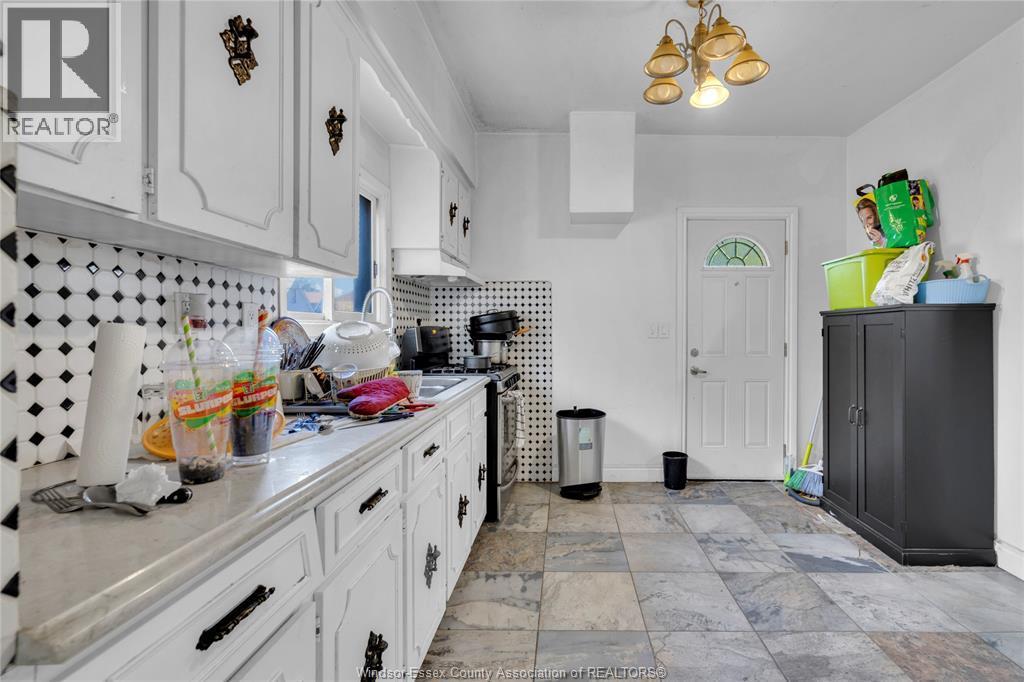 304 Langlois Avenue, Windsor, ON - Indoor Photo Showing Kitchen