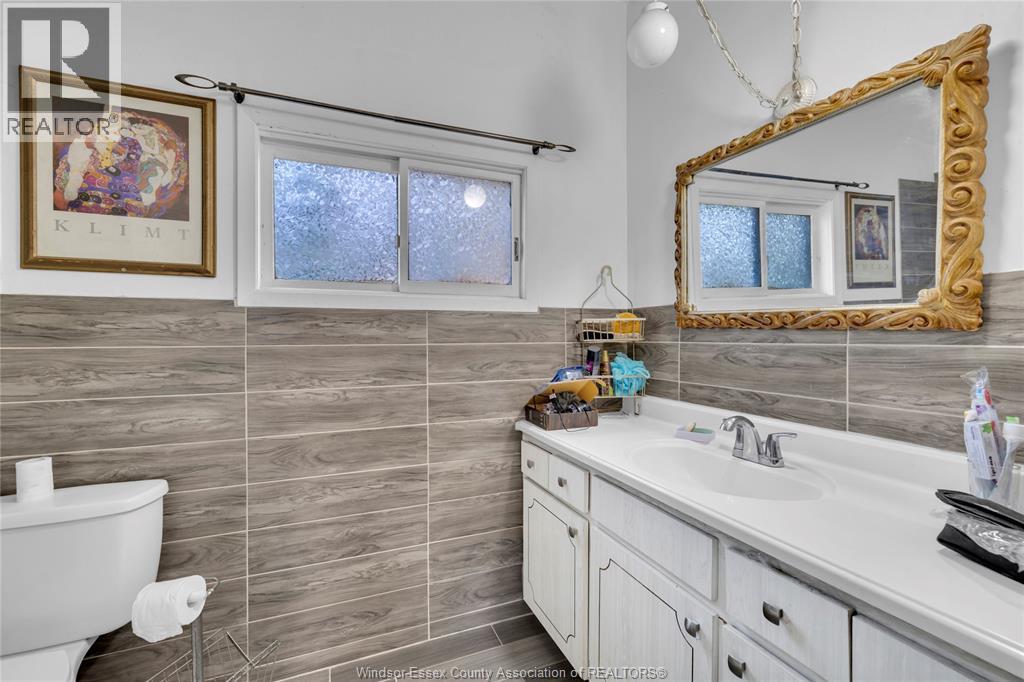 304 Langlois Avenue, Windsor, ON - Indoor Photo Showing Bathroom