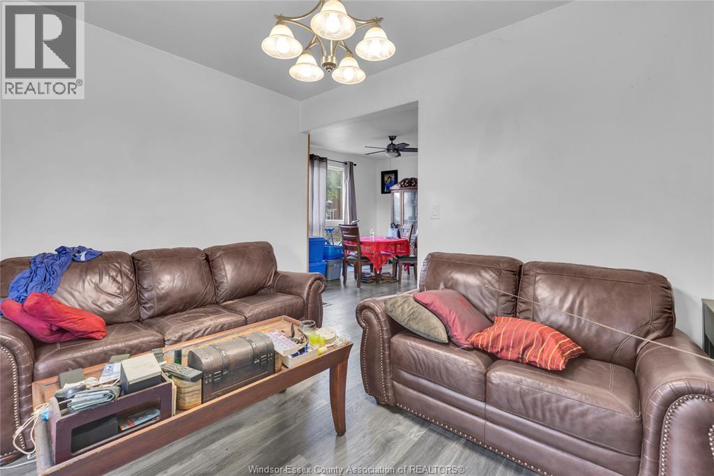 304 Langlois Avenue, Windsor, ON - Indoor Photo Showing Living Room