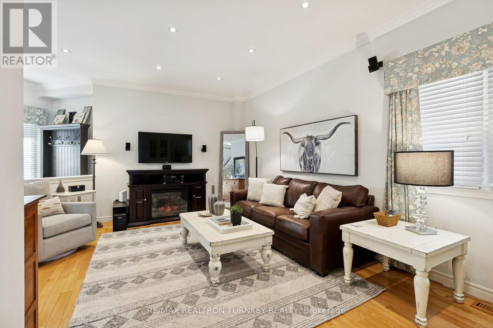 Family Space to Relax or Entertain - 407 Seneca Court, Newmarket, ON - Indoor Photo Showing Living Room