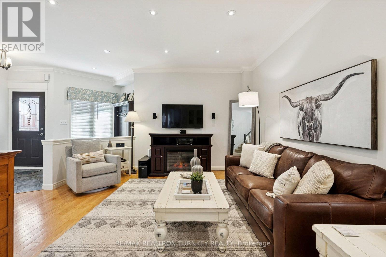 2000 sq ft Floorplan + Finished Basement - 407 Seneca Court, Newmarket, ON - Indoor Photo Showing Living Room