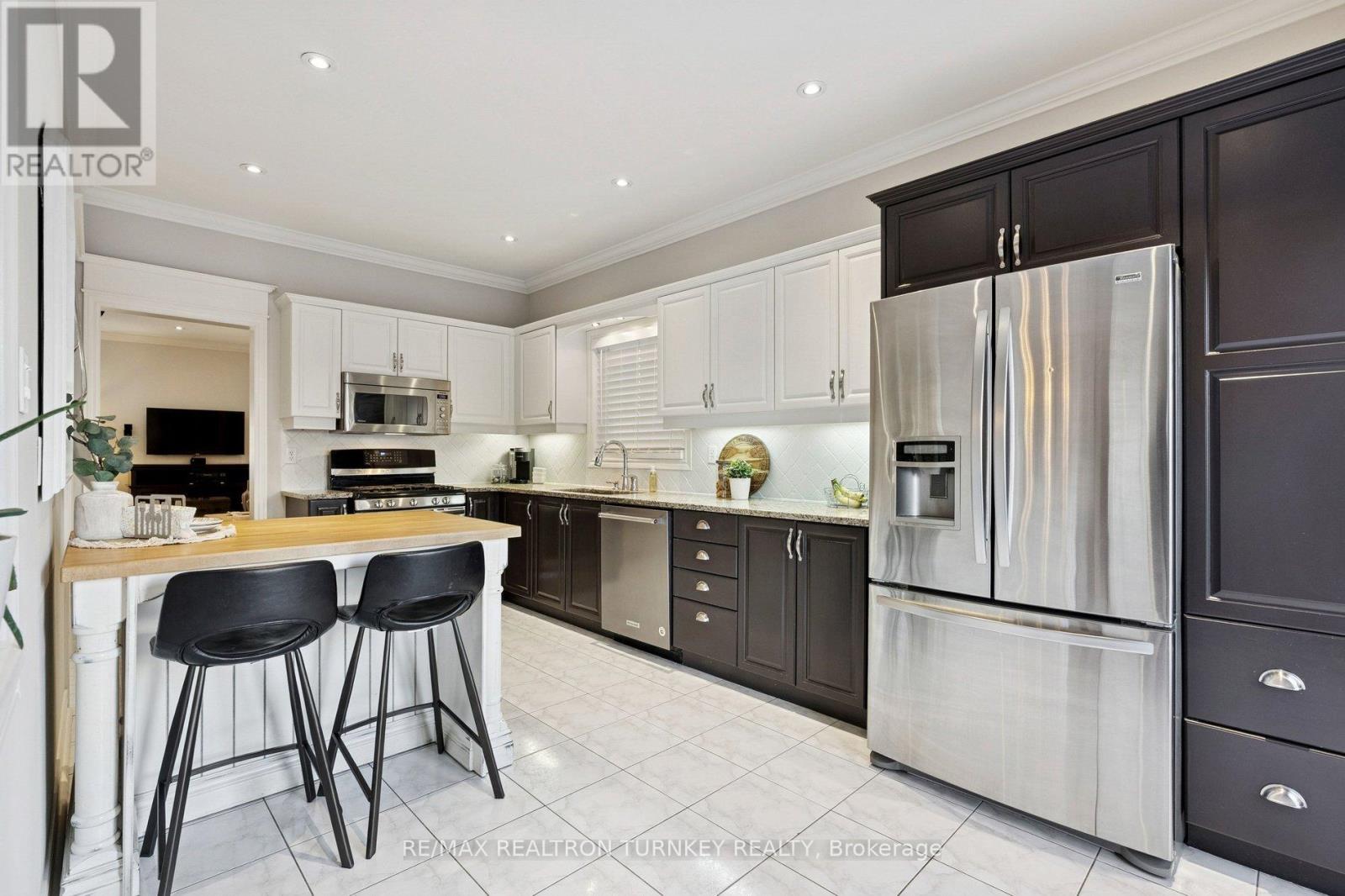 Kitchen Renovated w Pot Lts & Stone Counters - 407 Seneca Court, Newmarket, ON - Indoor Photo Showing Kitchen With Upgraded Kitchen
