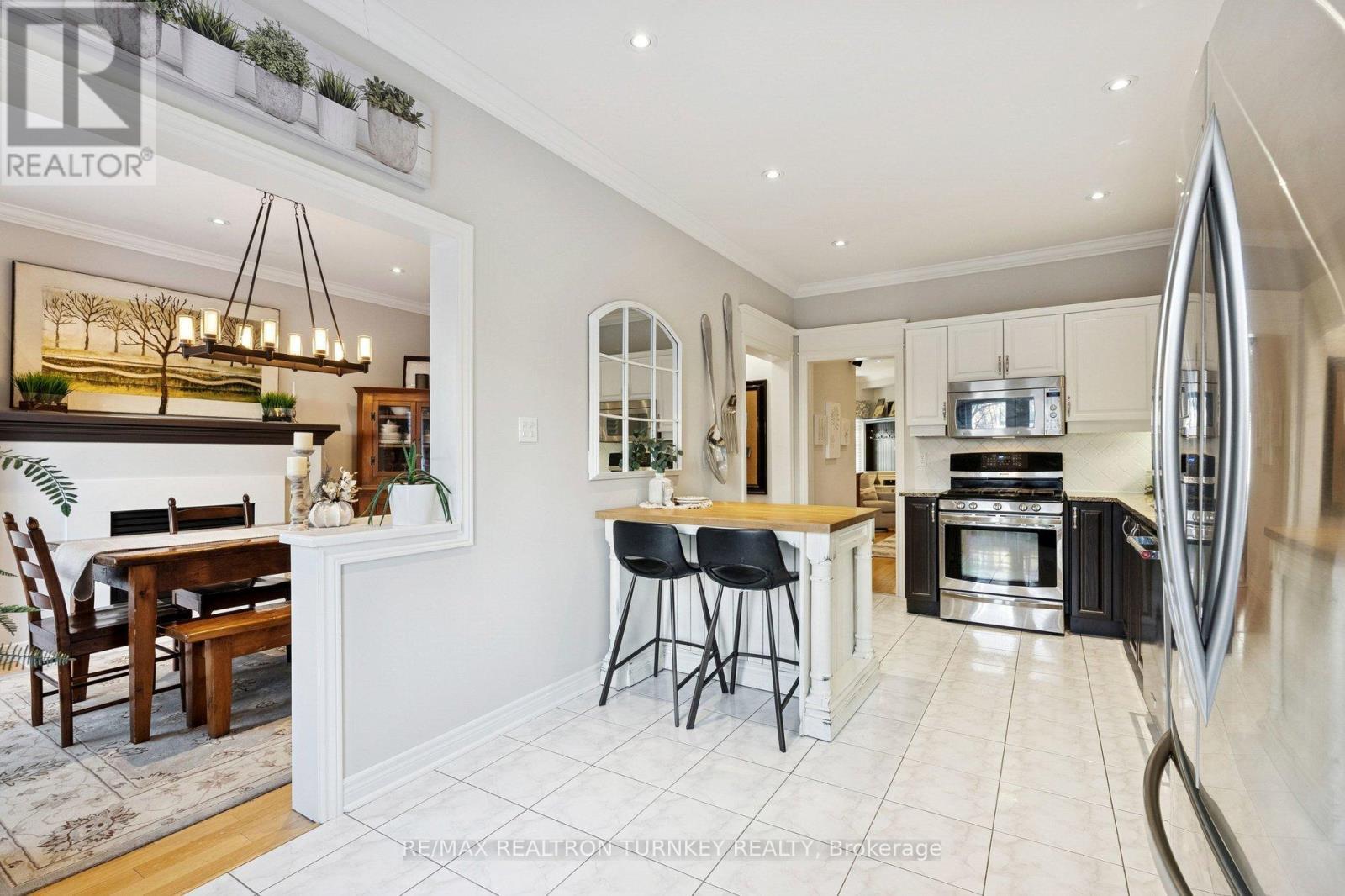 Open Concept Layout - O/L Gas Fplace in Dining - 407 Seneca Court, Newmarket, ON - Indoor Photo Showing Kitchen