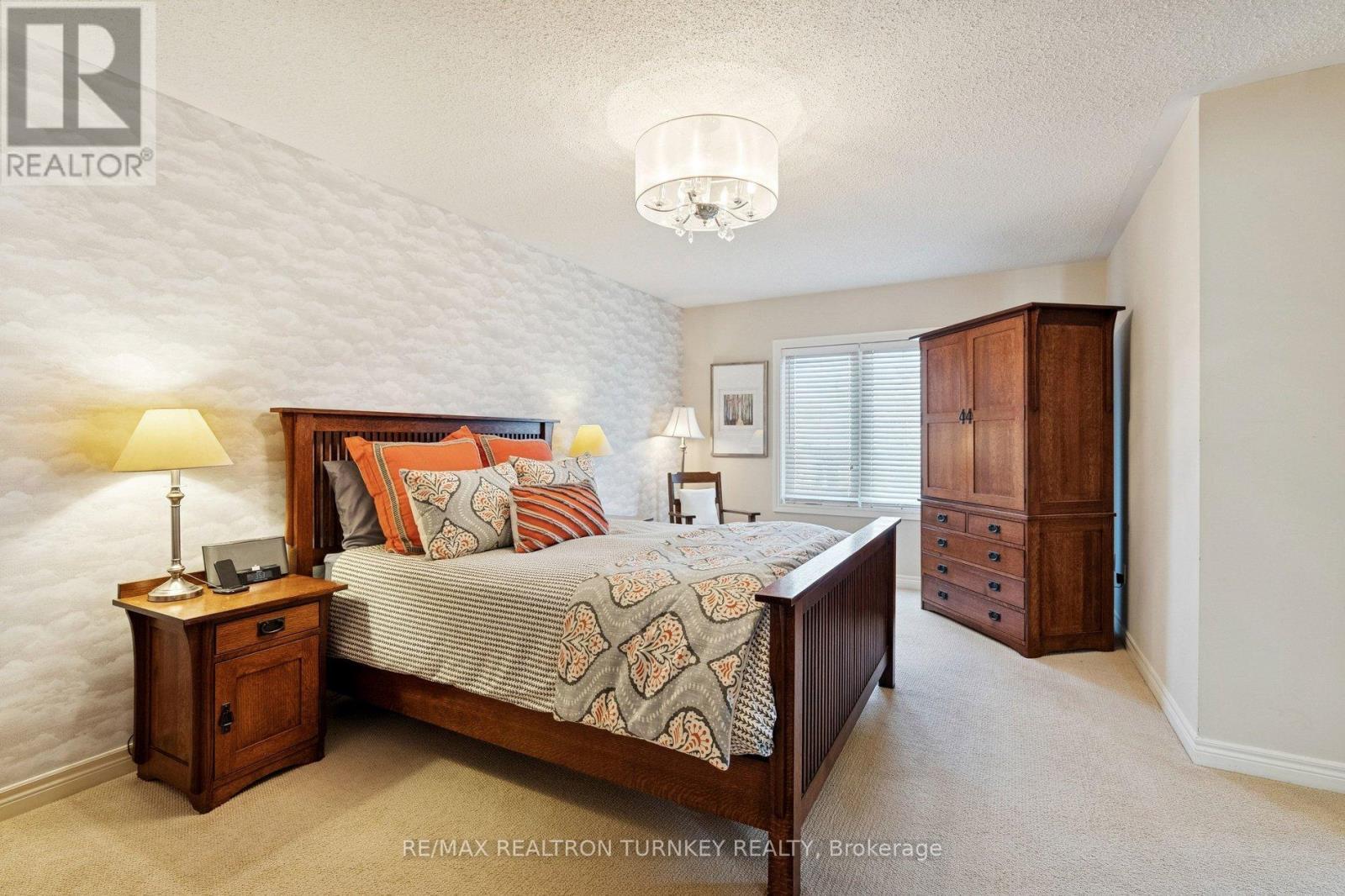 Spacious Primary Retreat - 407 Seneca Court, Newmarket, ON - Indoor Photo Showing Bedroom