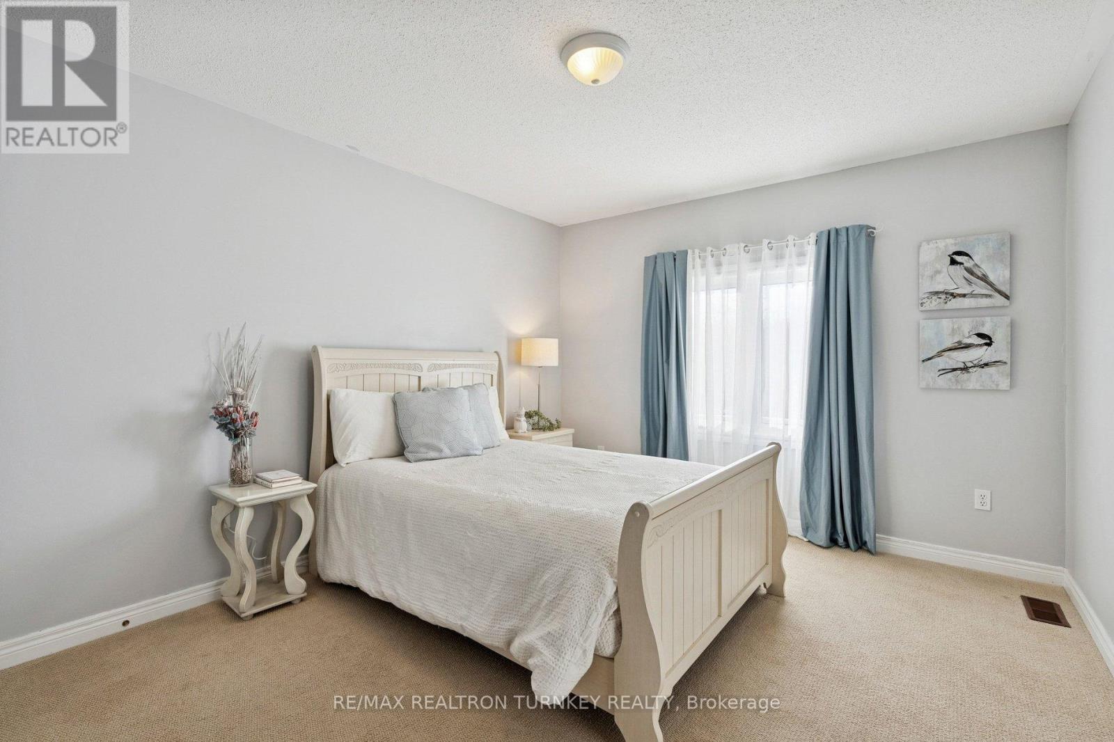 Spacious 2nd Bright Bedroom - 407 Seneca Court, Newmarket, ON - Indoor Photo Showing Bedroom