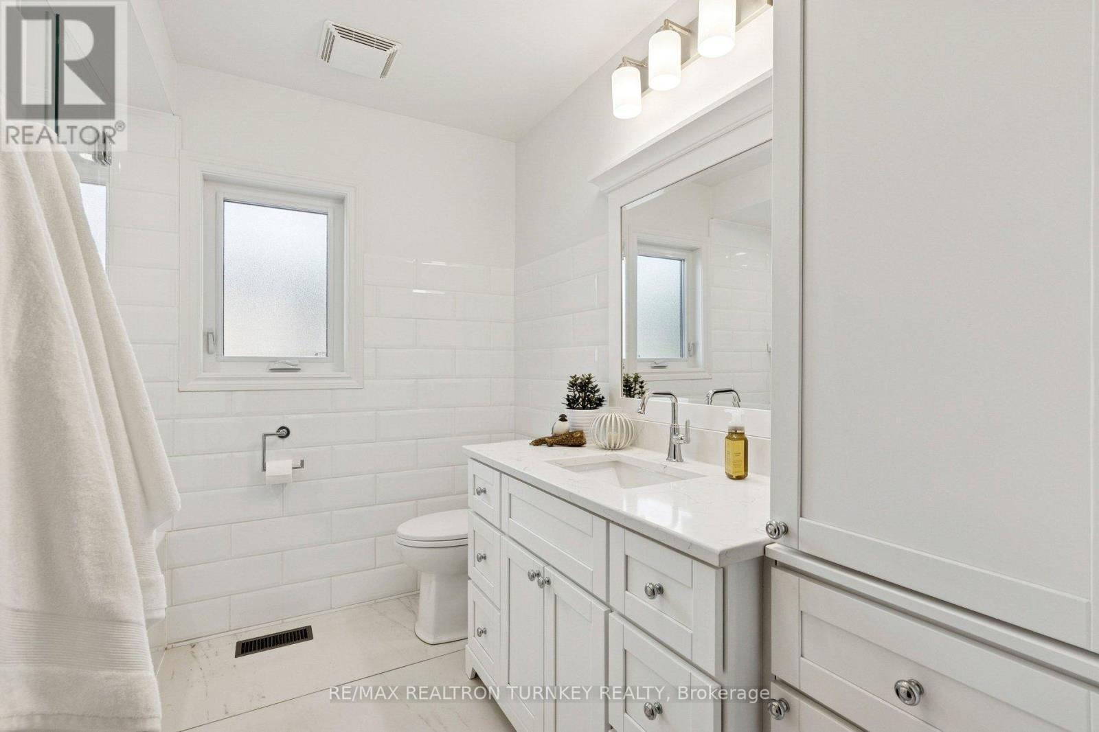 Main 4 Piece Bathroom 2nd - Renovated 2018 - 407 Seneca Court, Newmarket, ON - Indoor Photo Showing Bathroom