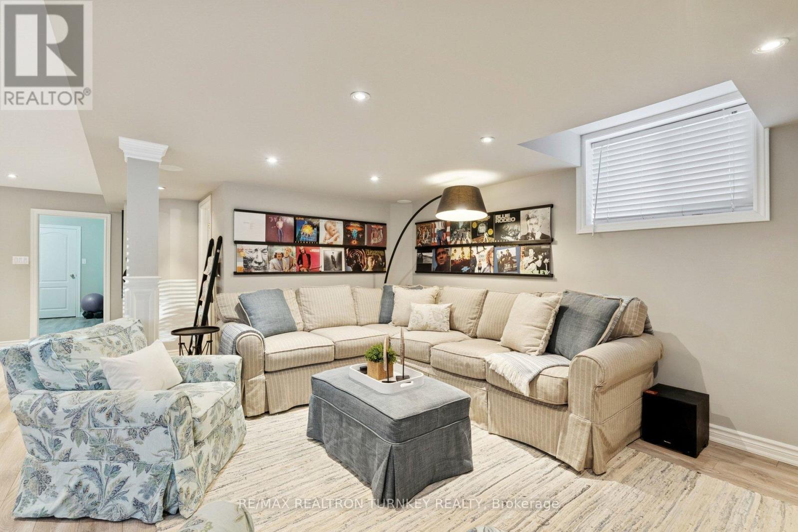 Space for a Huge Sectional! - 407 Seneca Court, Newmarket, ON - Indoor Photo Showing Living Room