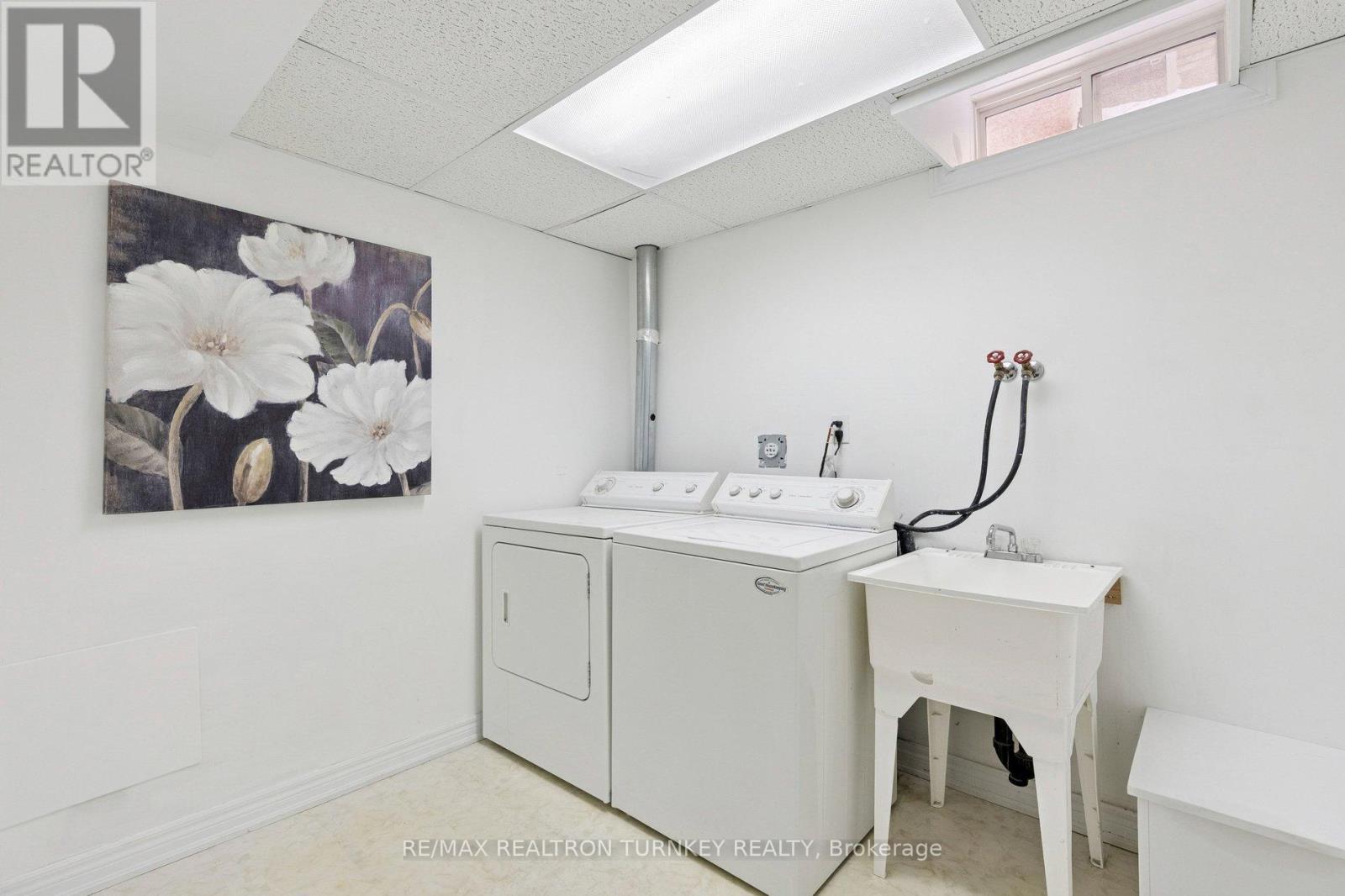 Large Finished Laundry Room - 407 Seneca Court, Newmarket, ON - Indoor Photo Showing Laundry Room